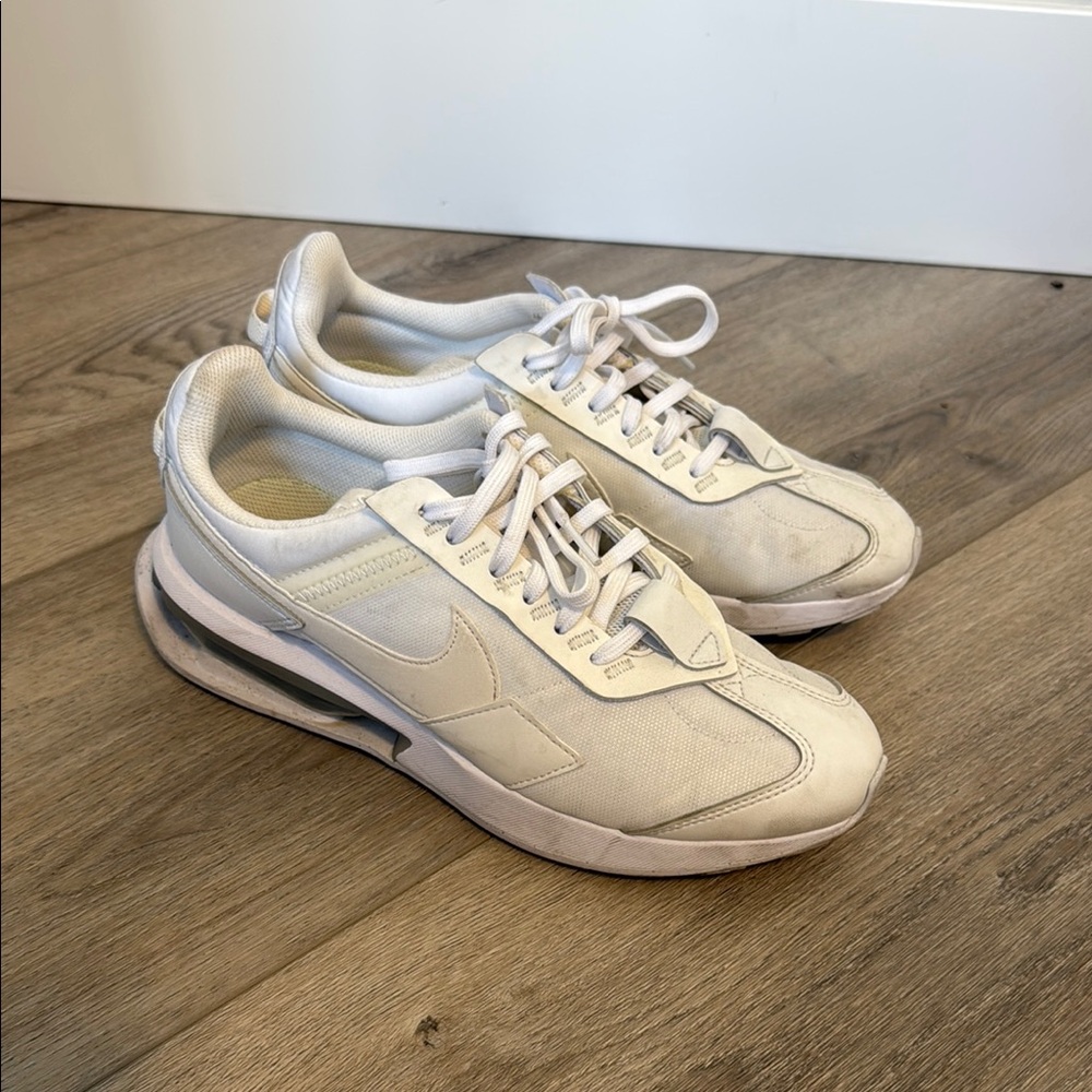 White Nike Sneakers size 9.5